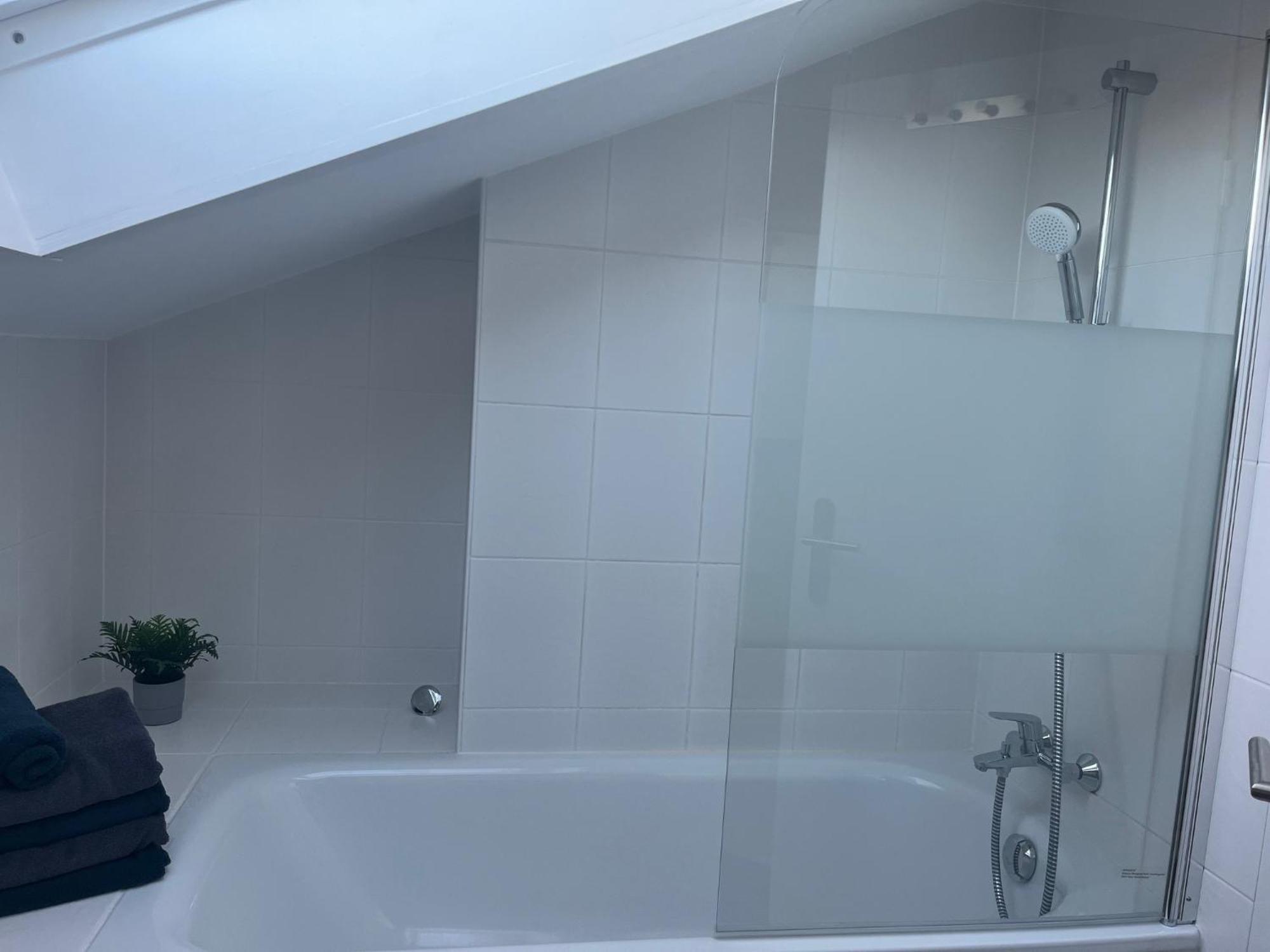 Helle, Ruhige Ferienwohnung Mit Balkon 바트톨즈 외부 사진